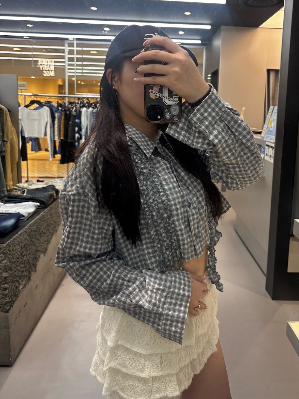 ブラック系のブーツ、グレー系のスカート、グレー系のシャツ/ブラウスを着用したレディースの春コーディネートの4枚目の写真