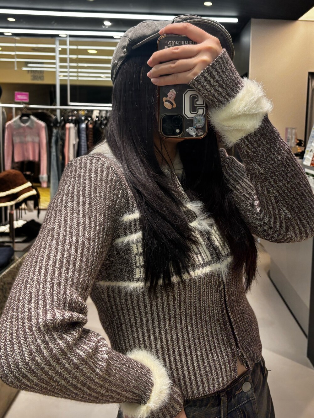 ブラック系のブーツ、ブラウン系のスカート、グレー系のニット/セーターを着用したレディースの冬コーディネートの5枚目の写真