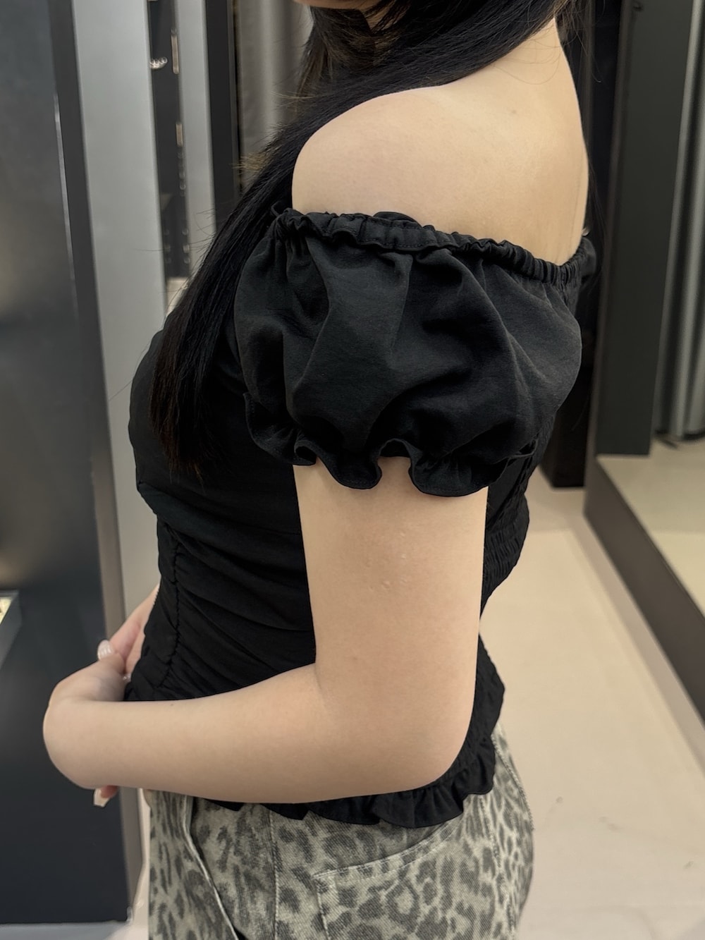 ベージュ系のその他パンツ、ブラック系のシャツ/ブラウス、ブラック系のサンダルを着用したレディースの夏コーディネートの5枚目の写真