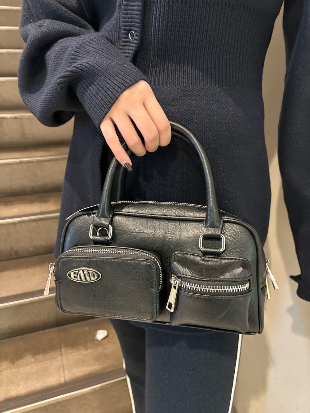 ブルー系のカーディガン/ボレロ、ブルー系のその他パンツ、ブラック系のブーツを着用したレディースの秋コーディネートの4枚目の写真