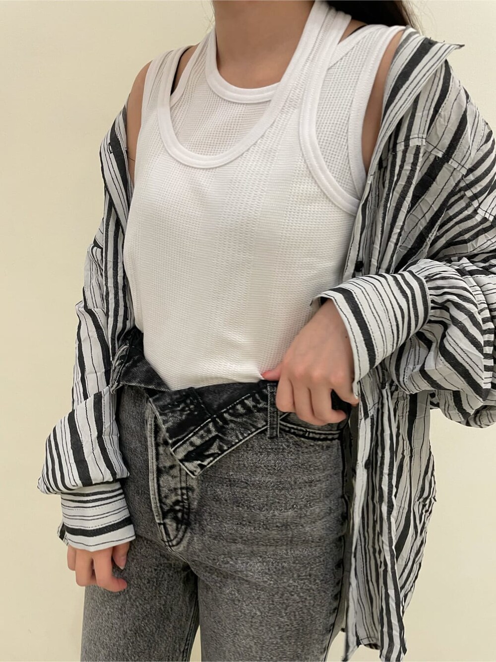 その他のシャツ/ブラウス、ホワイト系のサンダル、ブラック系のデニムパンツを着用したレディースの夏コーディネートの3枚目の写真