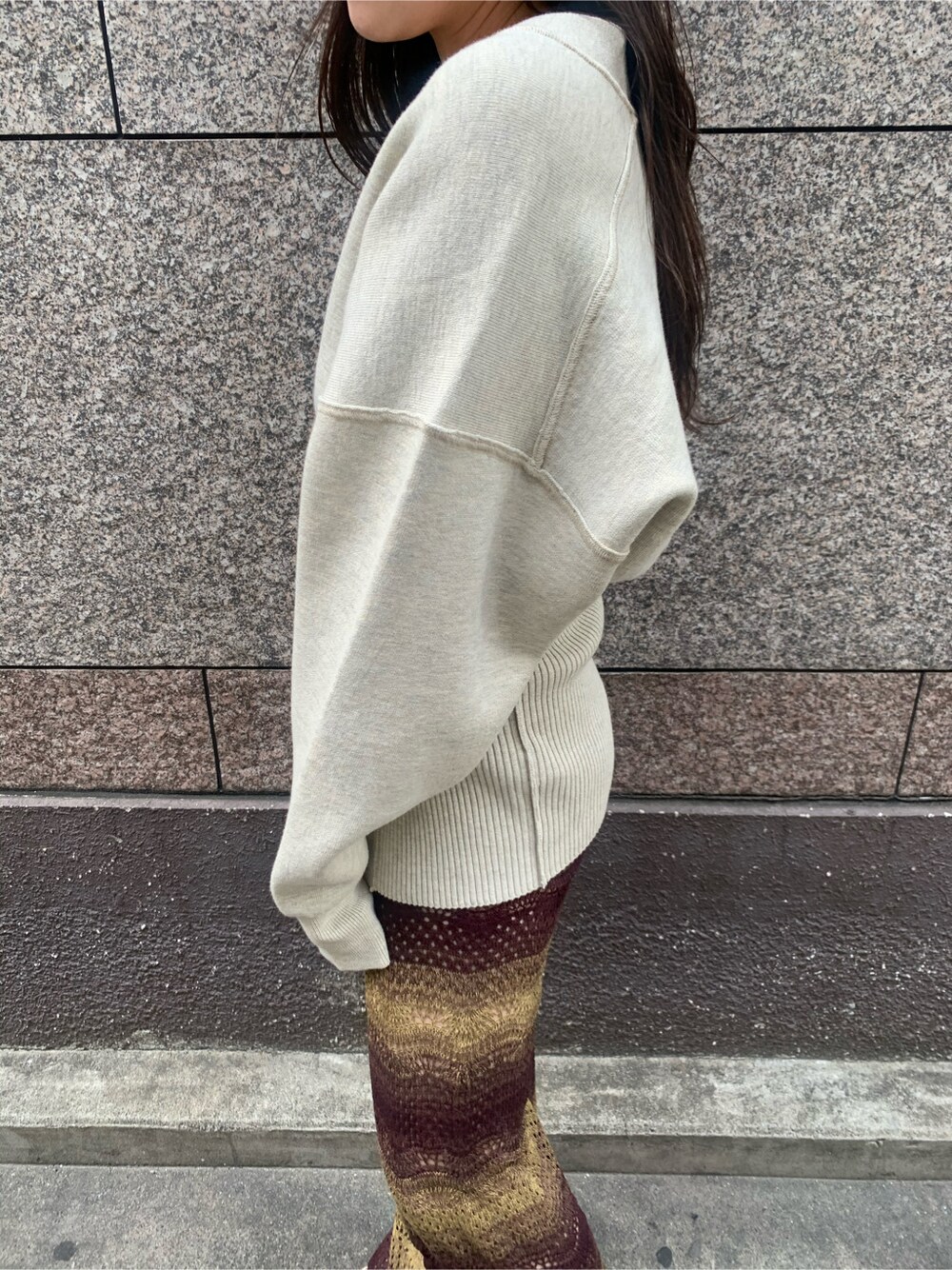 ブラウン系のその他パンツ、ブラック系のキャミソール、ブルー系のカーディガン/ボレロを着用したレディースの春コーディネートの4枚目の写真