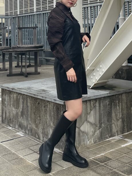 ブラック系のワンピース、その他のシャツ/ブラウス、ブラック系のブーツを着用したレディースの秋コーディネートの2枚目の写真
