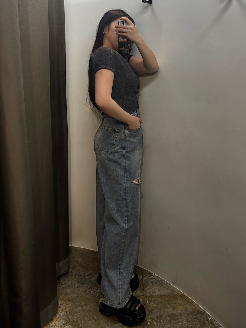 グレー系のサンダル、ブラック系のデニムパンツ、グレー系のTシャツ/カットソーを着用したレディースの夏コーディネートの2枚目の写真