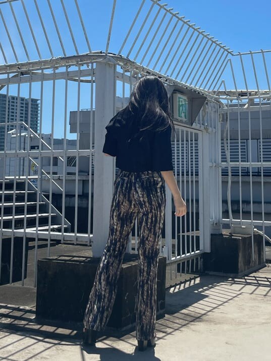 ブラック系のシャツ/ブラウス、その他のその他パンツ、ホワイト系のキャミソールを着用したレディースの夏コーディネートの2枚目の写真