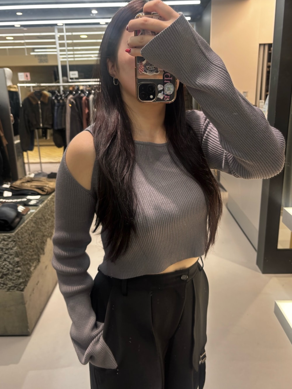 ブラック系のローファー、ホワイト系のニット/セーター、ブラック系のその他パンツを着用したレディースの秋コーディネートの3枚目の写真