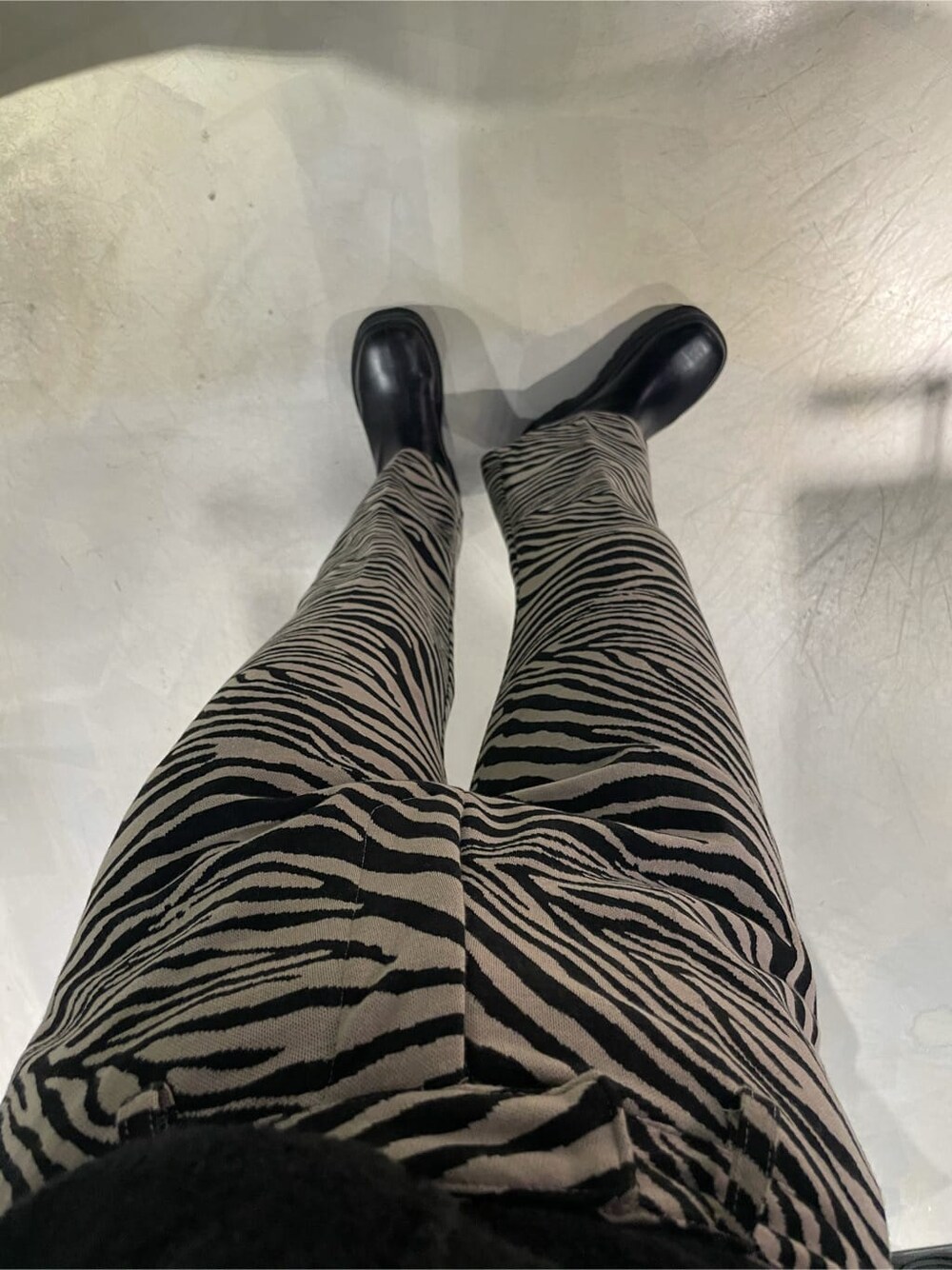 その他のその他パンツ、ブラック系のニット/セーター、ゴールド系のネックレスを着用したレディースの秋コーディネートの3枚目の写真