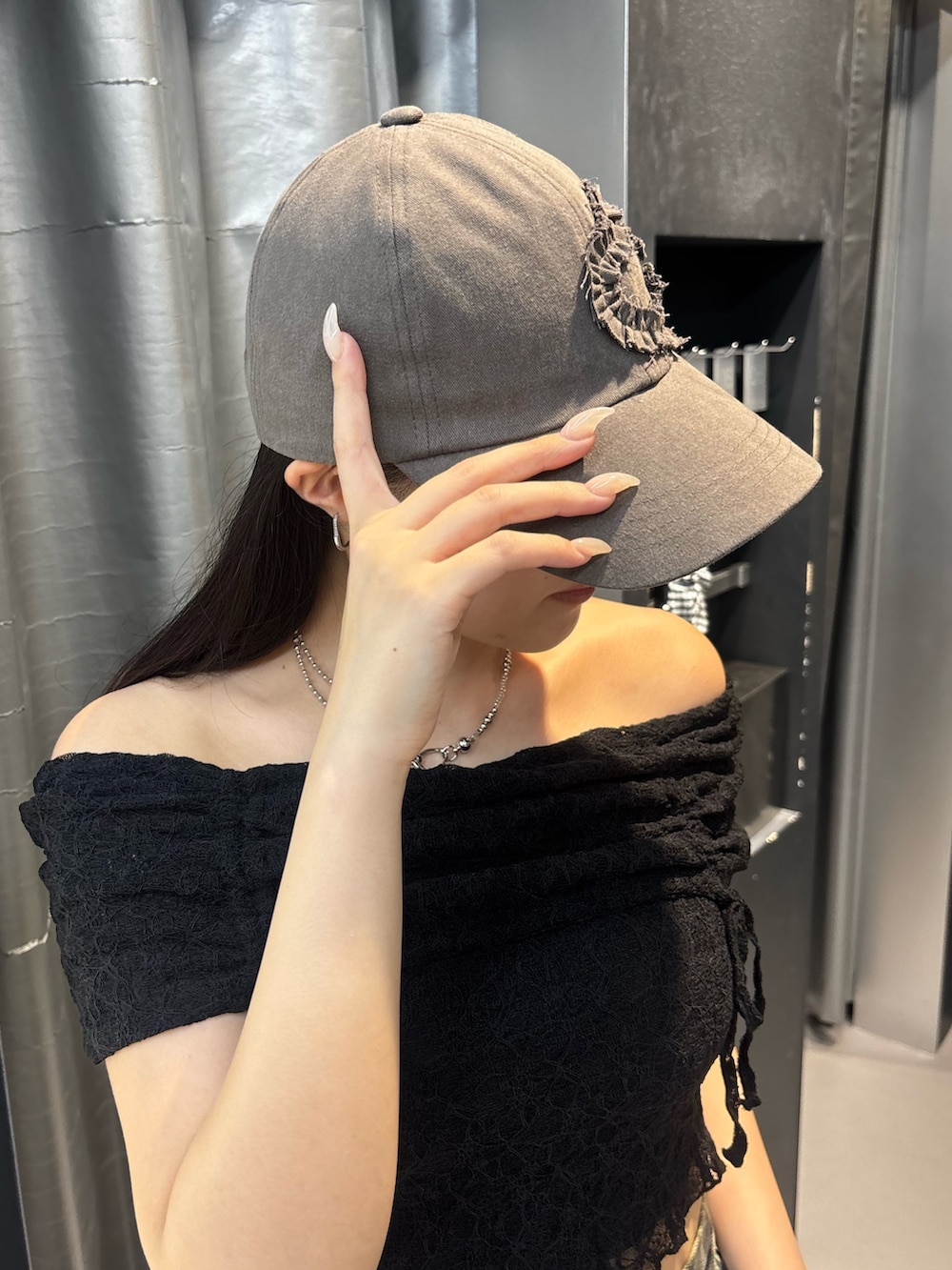 ブラック系のスニーカー、ブルー系のデニムパンツ、ブラック系のTシャツ/カットソーを着用したレディースの夏コーディネートの5枚目の写真