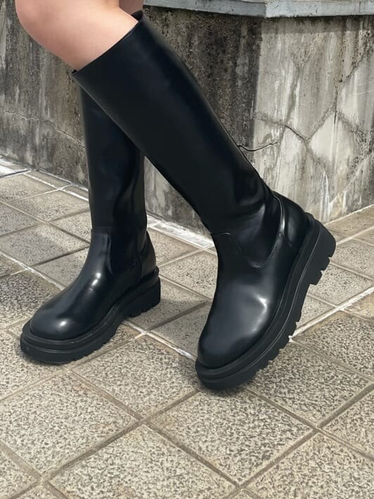 ブラック系のワンピース、その他のシャツ/ブラウス、ブラック系のブーツを着用したレディースの秋コーディネートの6枚目の写真