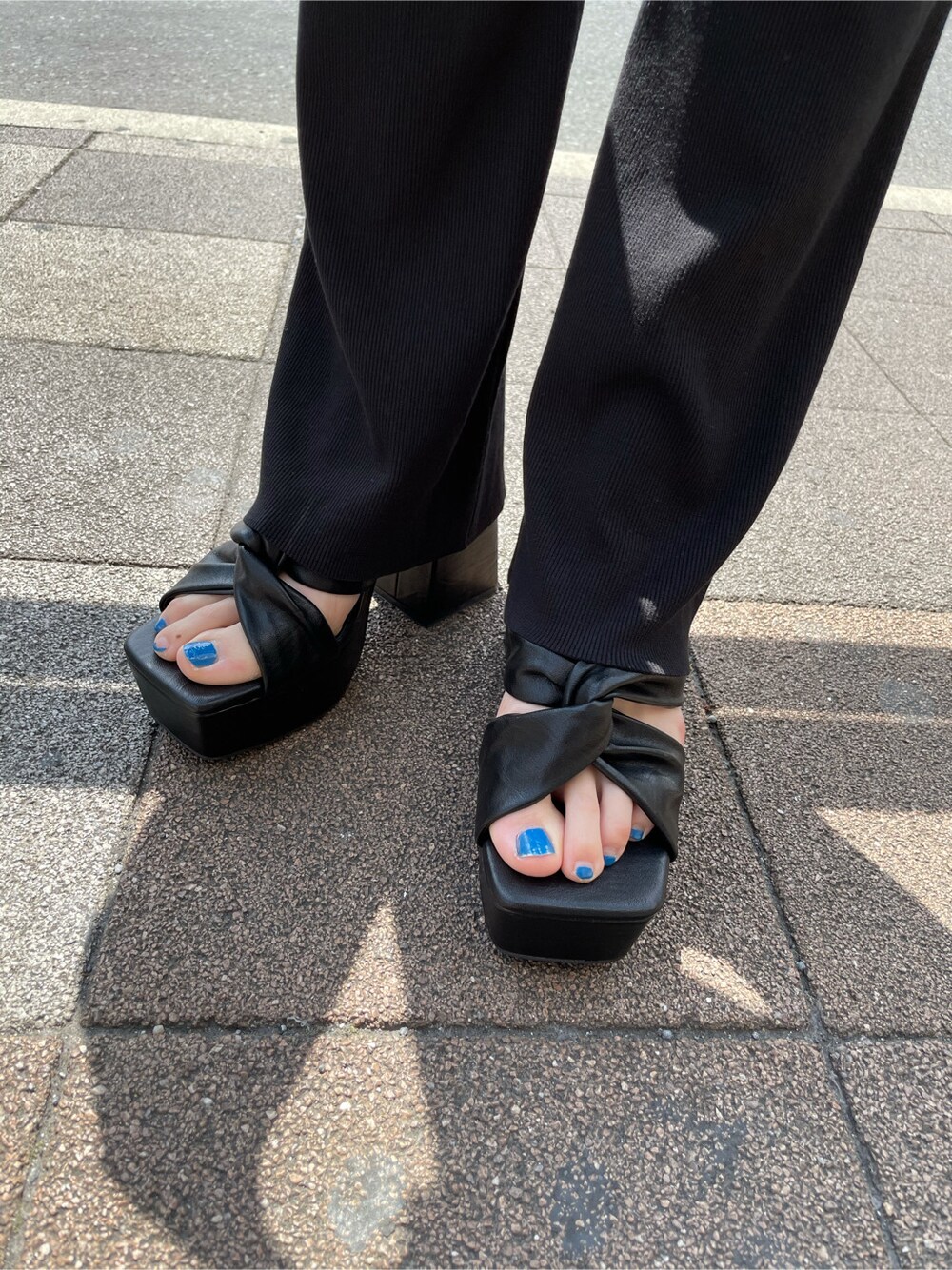 その他のシャツ/ブラウス、ブラック系のその他パンツ、ブラック系のサンダルを着用したレディースの春コーディネートの5枚目の写真