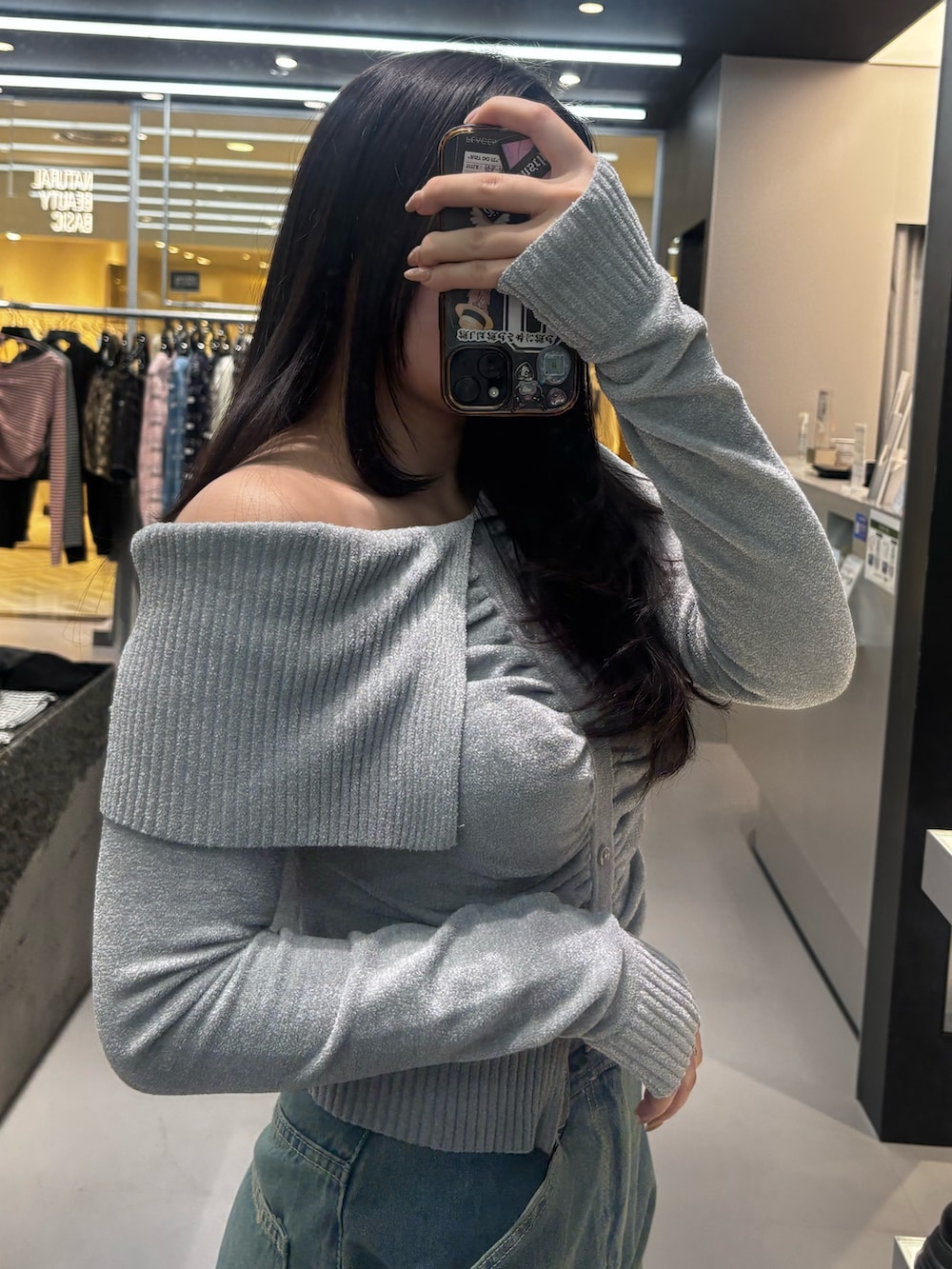 ブラック系のローファー、ベージュ系のデニムパンツを着用したレディースの冬コーディネートの4枚目の写真