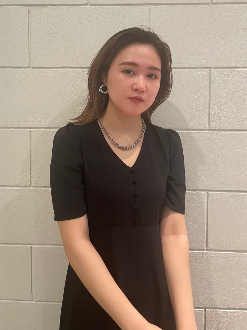 ブラック系のサンダル、ブラック系のワンピースを着用したレディースの春コーディネートの2枚目の写真