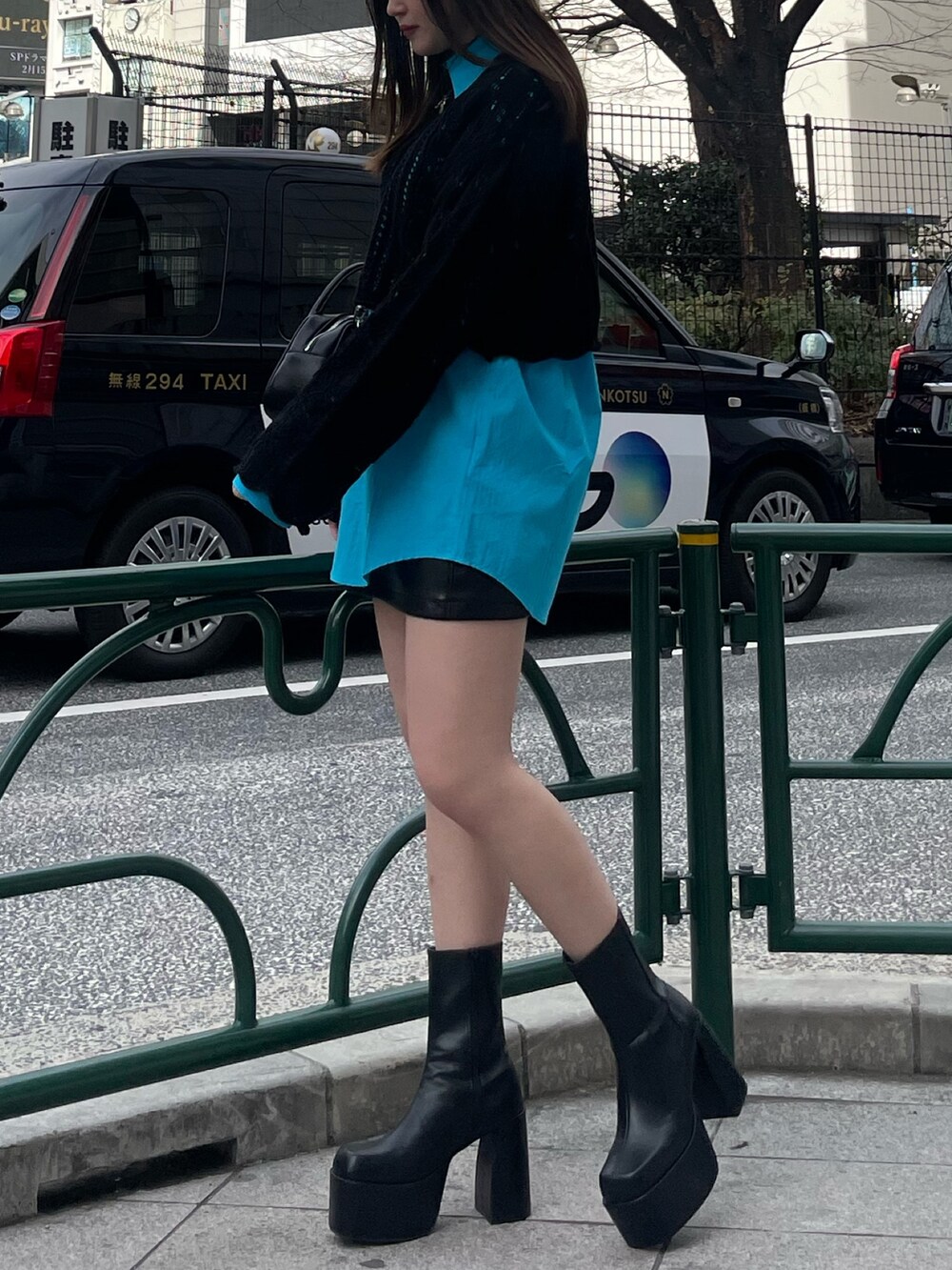 ブルー系のシャツ/ブラウス、その他のスカート、ブラック系のニット/セーターを着用したレディースの春コーディネートの2枚目の写真