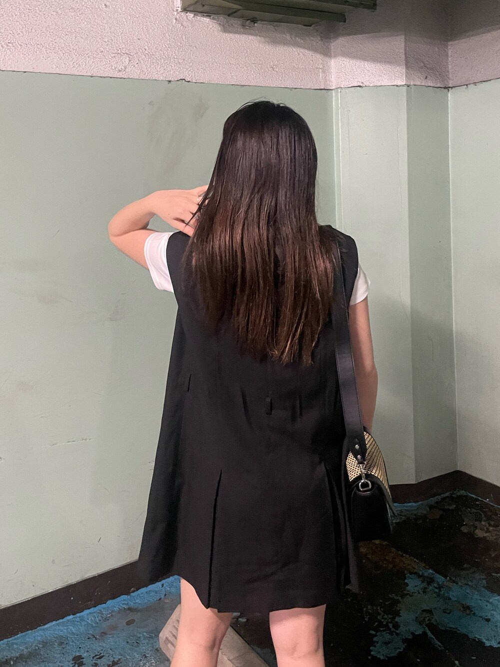 ベージュ系のショルダーバッグ、ブラック系のサンダル、ブラック系のワンピースを着用したレディースの夏コーディネートの6枚目の写真