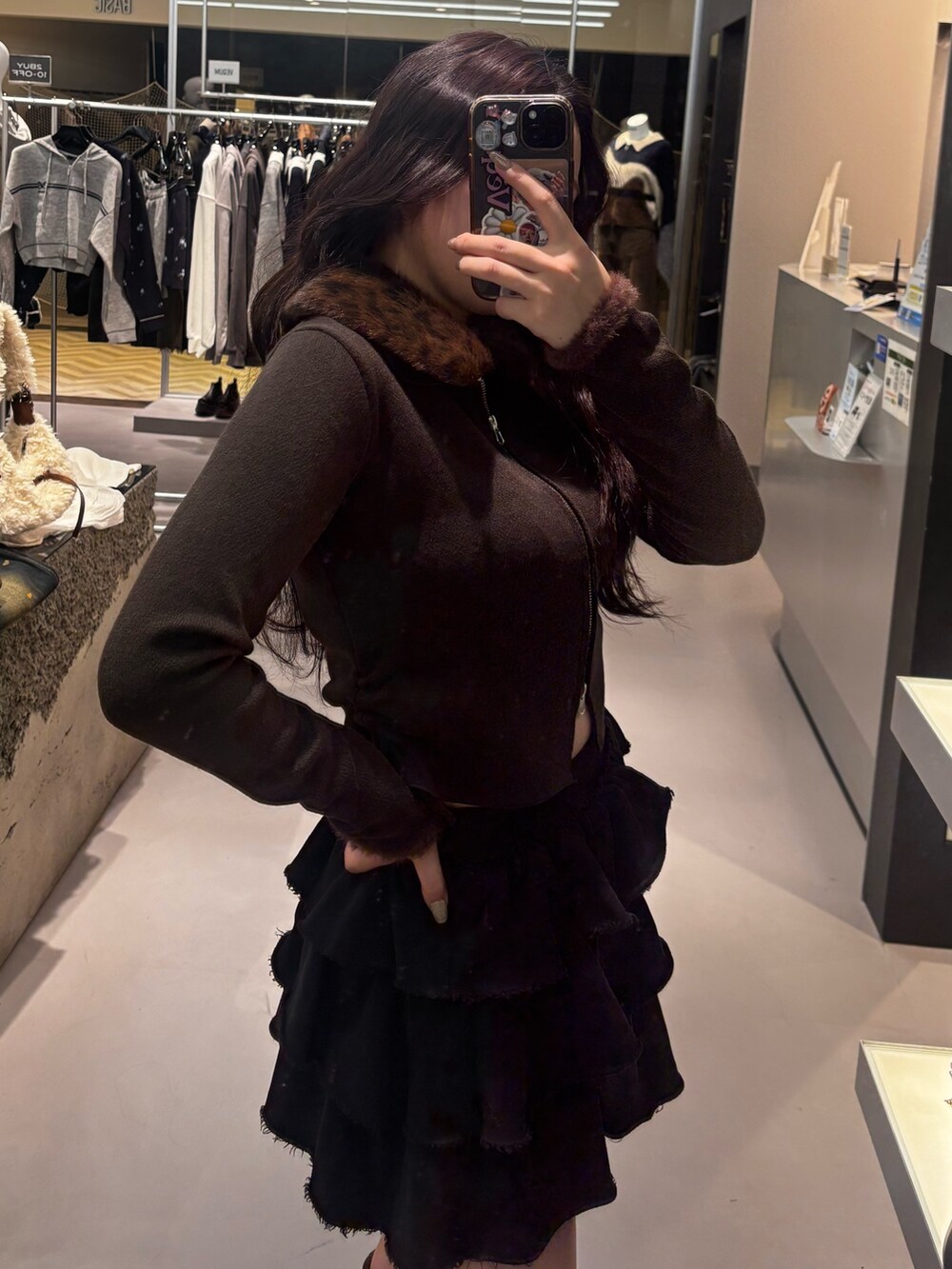 ホワイト系のブーツ、グレー系のスカートを着用したレディースの秋コーディネートの4枚目の写真