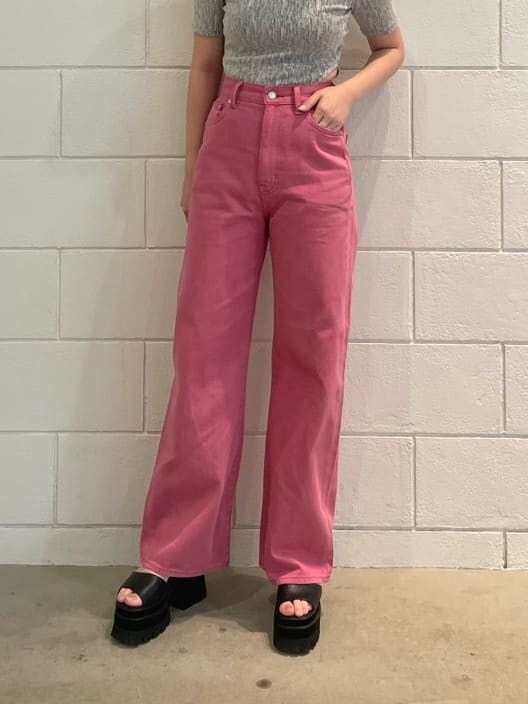 ピンク系のデニムパンツ、ブラック系のサンダル、グレー系のTシャツ/カットソーを着用したレディースの夏コーディネートの3枚目の写真