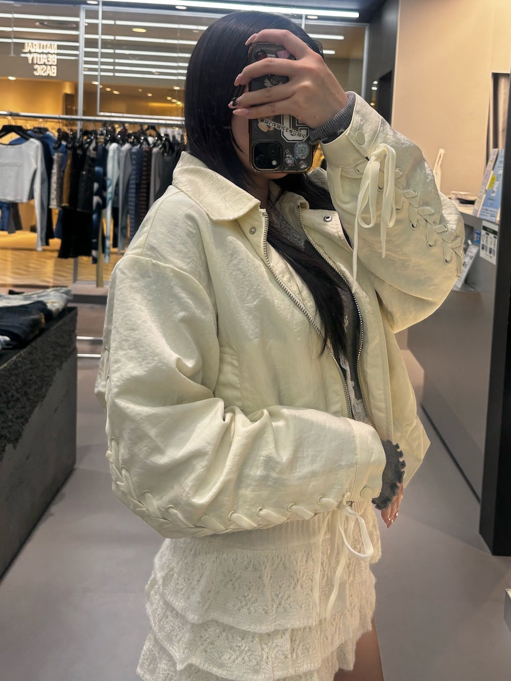 ブラック系のブーツ、グレー系のスカート、グレー系のニット/セーターを着用したレディースの春コーディネートの4枚目の写真