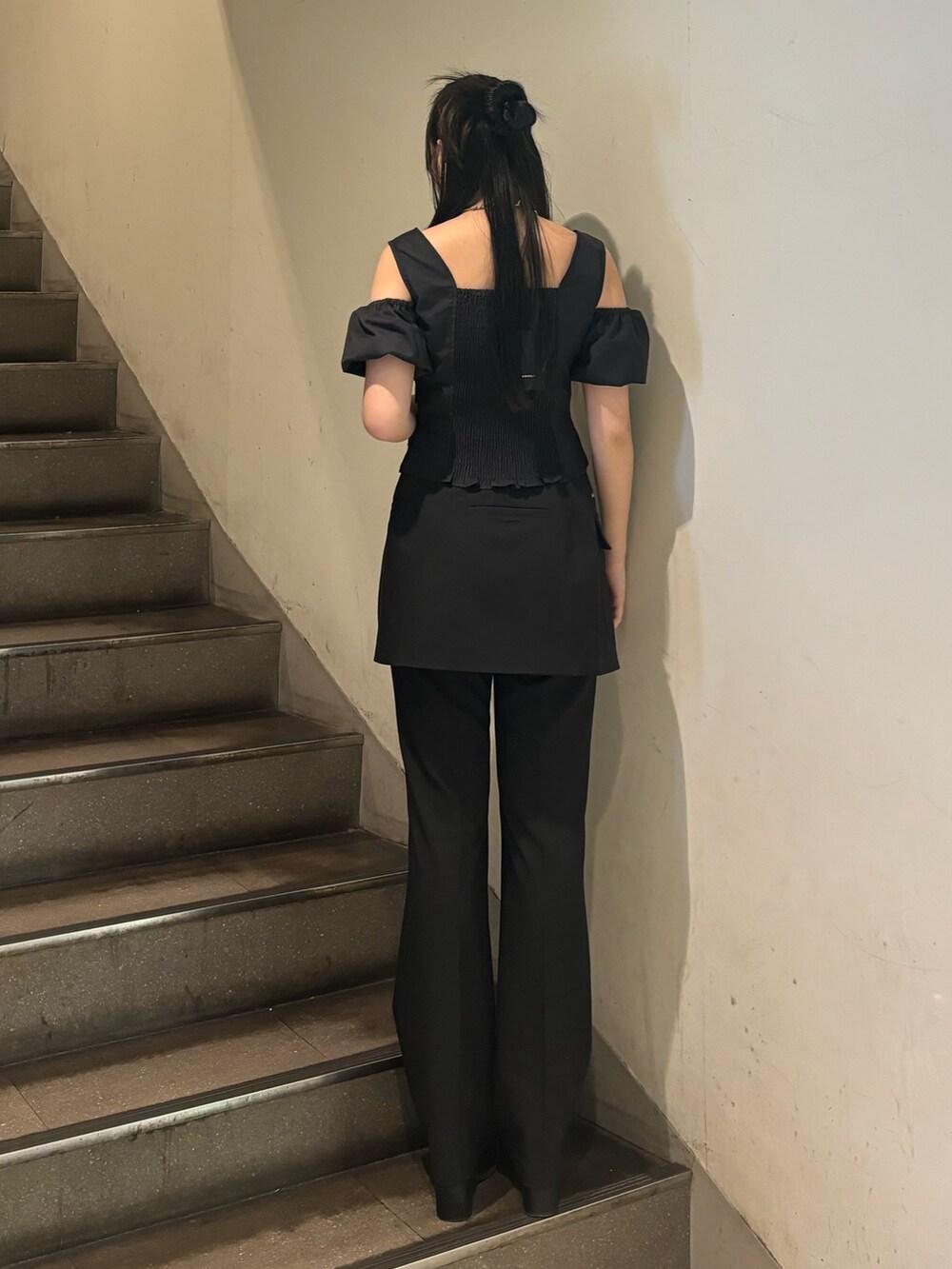 ホワイト系のTシャツ/カットソー、ブラック系のその他パンツ、ブラック系のサンダルを着用したレディースの夏コーディネートの3枚目の写真