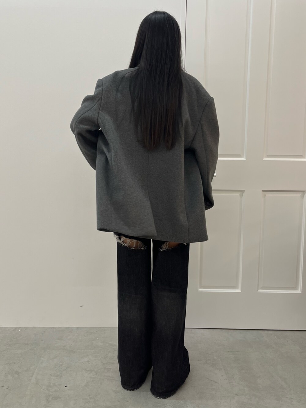 ブルー系のデニムパンツ、ブラック系のブーツ、その他のTシャツ/カットソーを着用したレディースの夏コーディネートの3枚目の写真