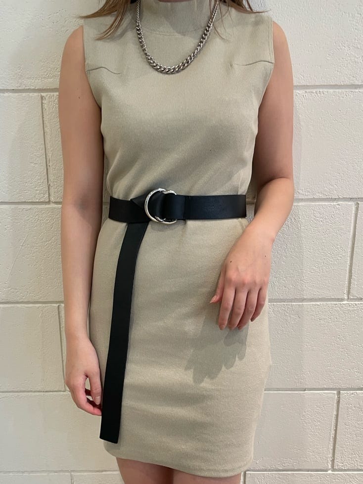 ホワイト系のサンダル、グレー系のワンピース、ブラック系のベルトを着用したレディースの春コーディネートの6枚目の写真