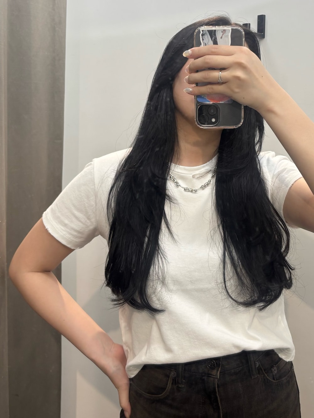 ホワイト系のパンプス、ブラック系のデニムパンツ、ホワイト系のTシャツ/カットソーを着用したレディースの夏コーディネートの3枚目の写真