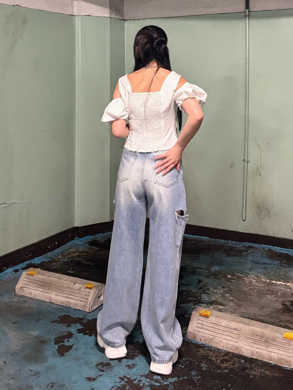 ホワイト系のサンダル、ブラック系のデニムパンツ、ホワイト系のTシャツ/カットソーを着用したレディースの夏コーディネートの3枚目の写真