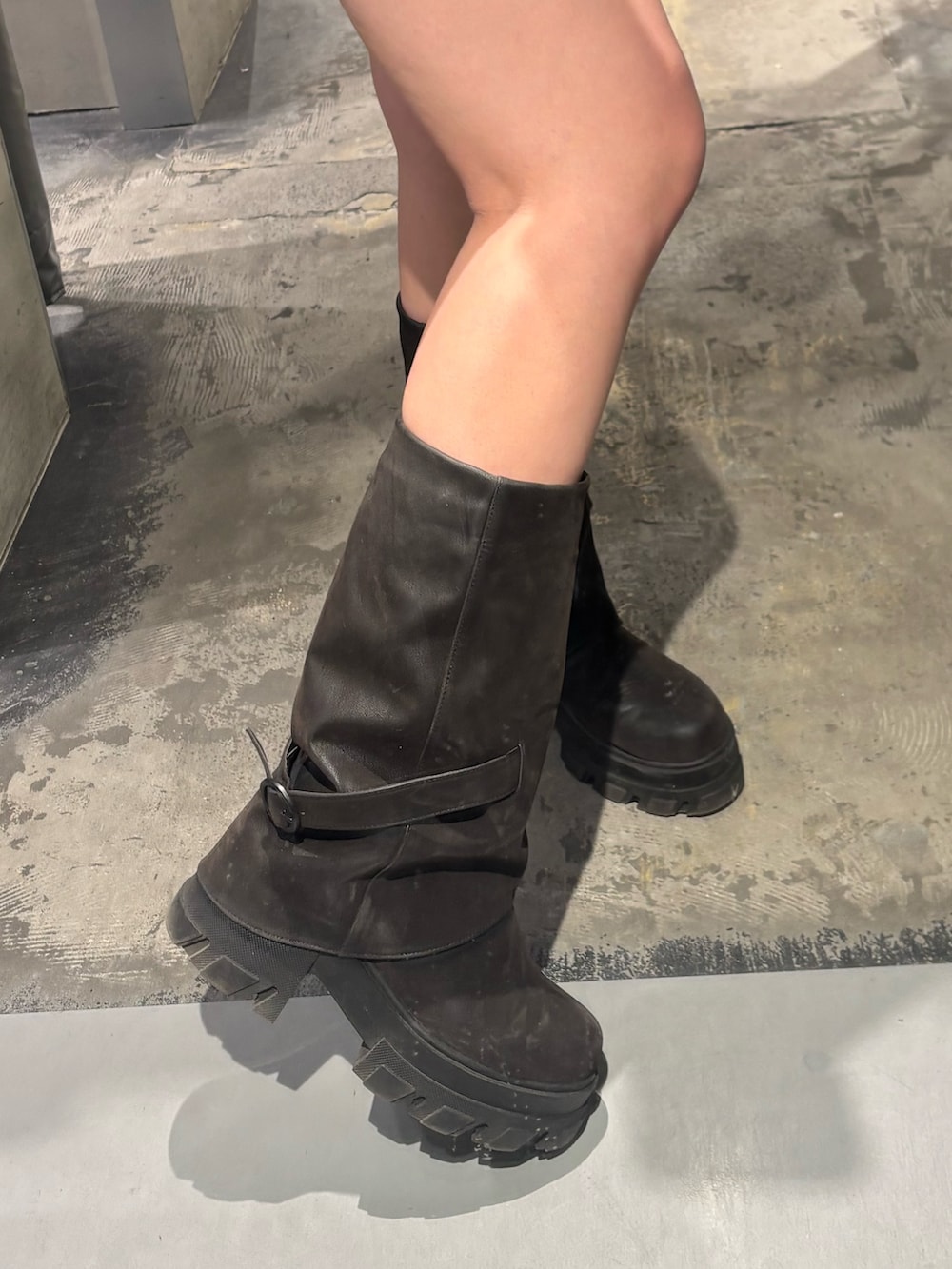 ブラック系のブーツ、ブラック系のスカート、ベージュ系のシャツ/ブラウスを着用したレディースの春コーディネートの7枚目の写真