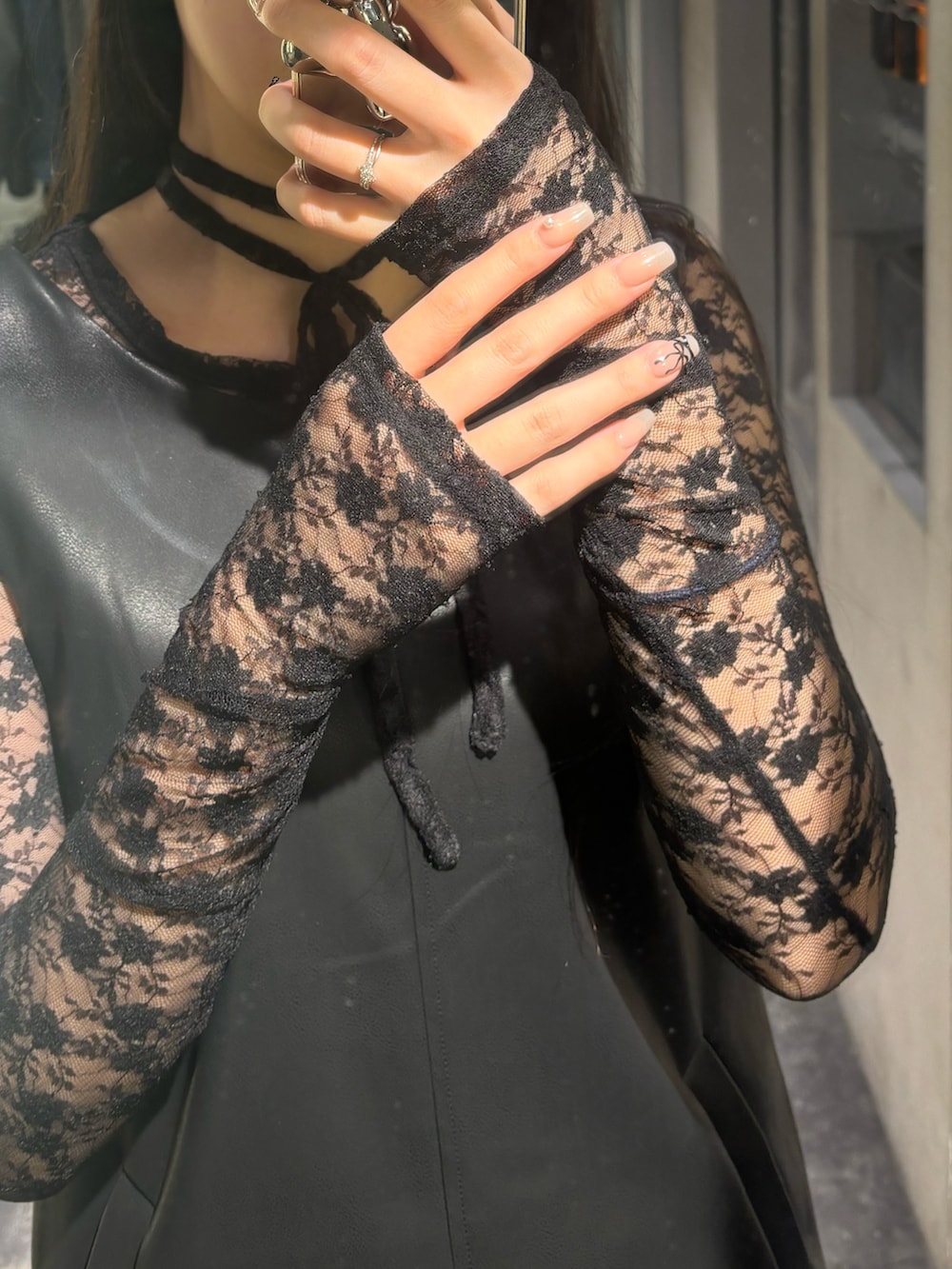 ブラック系のブーツ、ブラック系のワンピースを着用したレディースの秋コーディネートの6枚目の写真