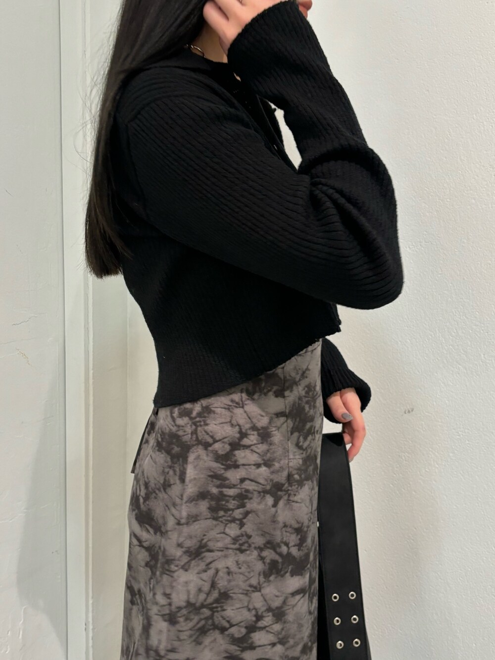 ブラック系のニット/セーター、ブラック系のショルダーバッグを着用したレディースの春コーディネートの5枚目の写真