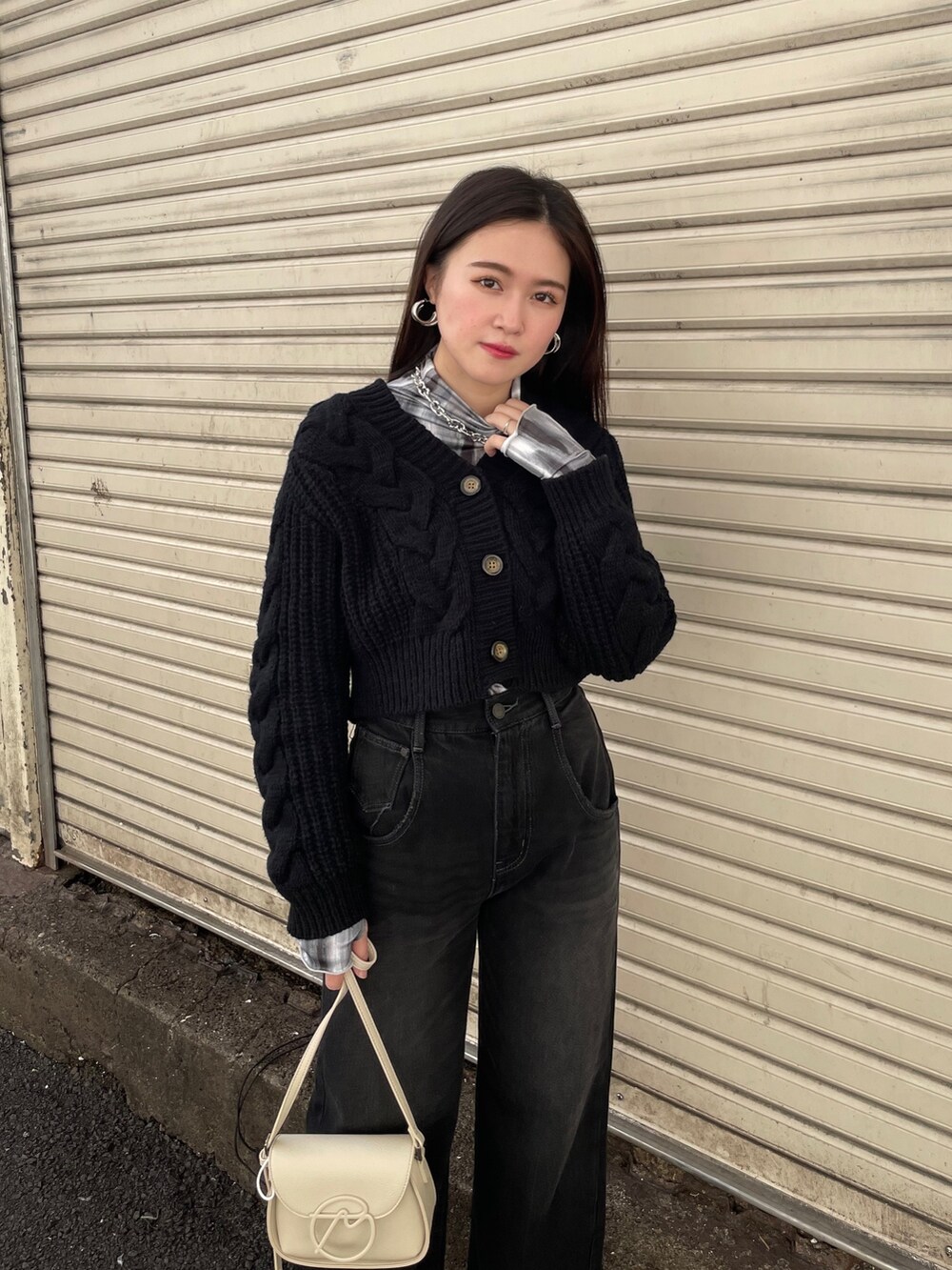 ブラック系のカーディガン/ボレロ、その他のTシャツ/カットソー、ブラック系のデニムパンツを着用したレディースの秋コーディネートの2枚目の写真