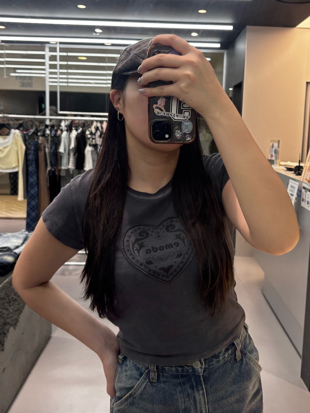 ブラック系のサンダル、ブルー系のデニムパンツ、ブラック系のTシャツ/カットソーを着用したレディースの春コーディネートの3枚目の写真