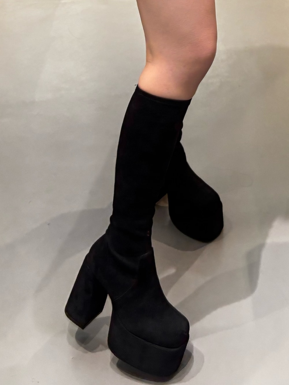 ブラック系のブーツ、ブラウン系のスカート、グレー系のニット/セーターを着用したレディースの冬コーディネートの6枚目の写真