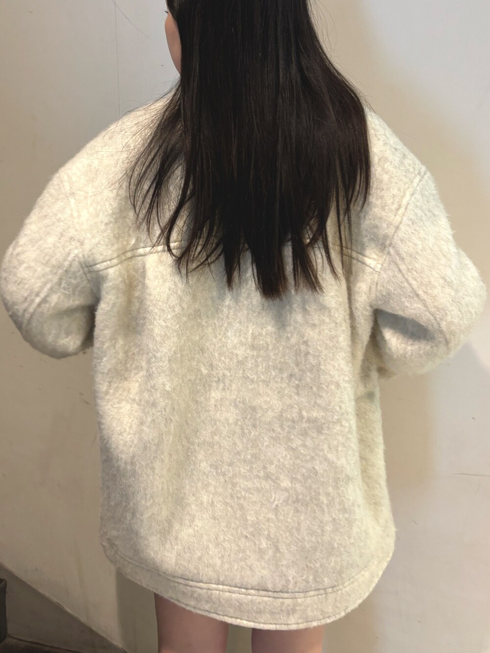 その他のブーツ、ホワイト系のピーコート、グレー系のニット/セーターを着用したレディースの秋コーディネートの6枚目の写真