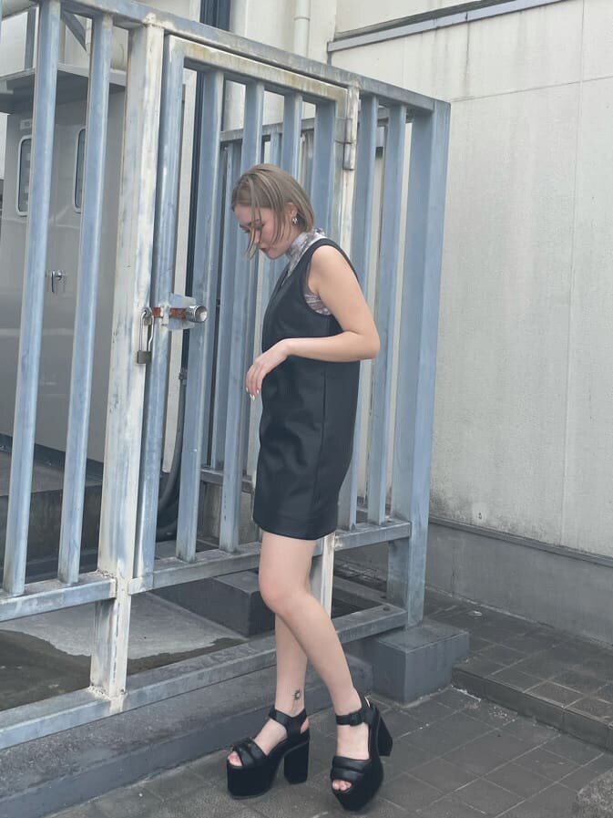 ブラック系のワンピース、ブラック系のサンダル、その他のTシャツ/カットソーを着用したレディースの夏コーディネートの2枚目の写真