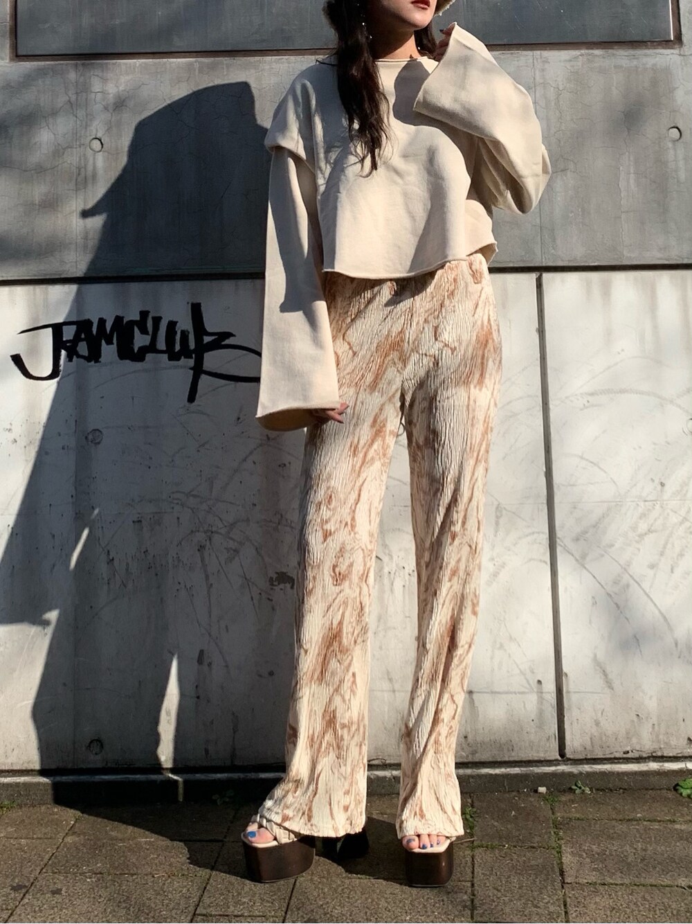 ホワイト系のサンダル、ホワイト系のTシャツ/カットソー、その他のその他パンツを着用したレディースの春コーディネートの5枚目の写真