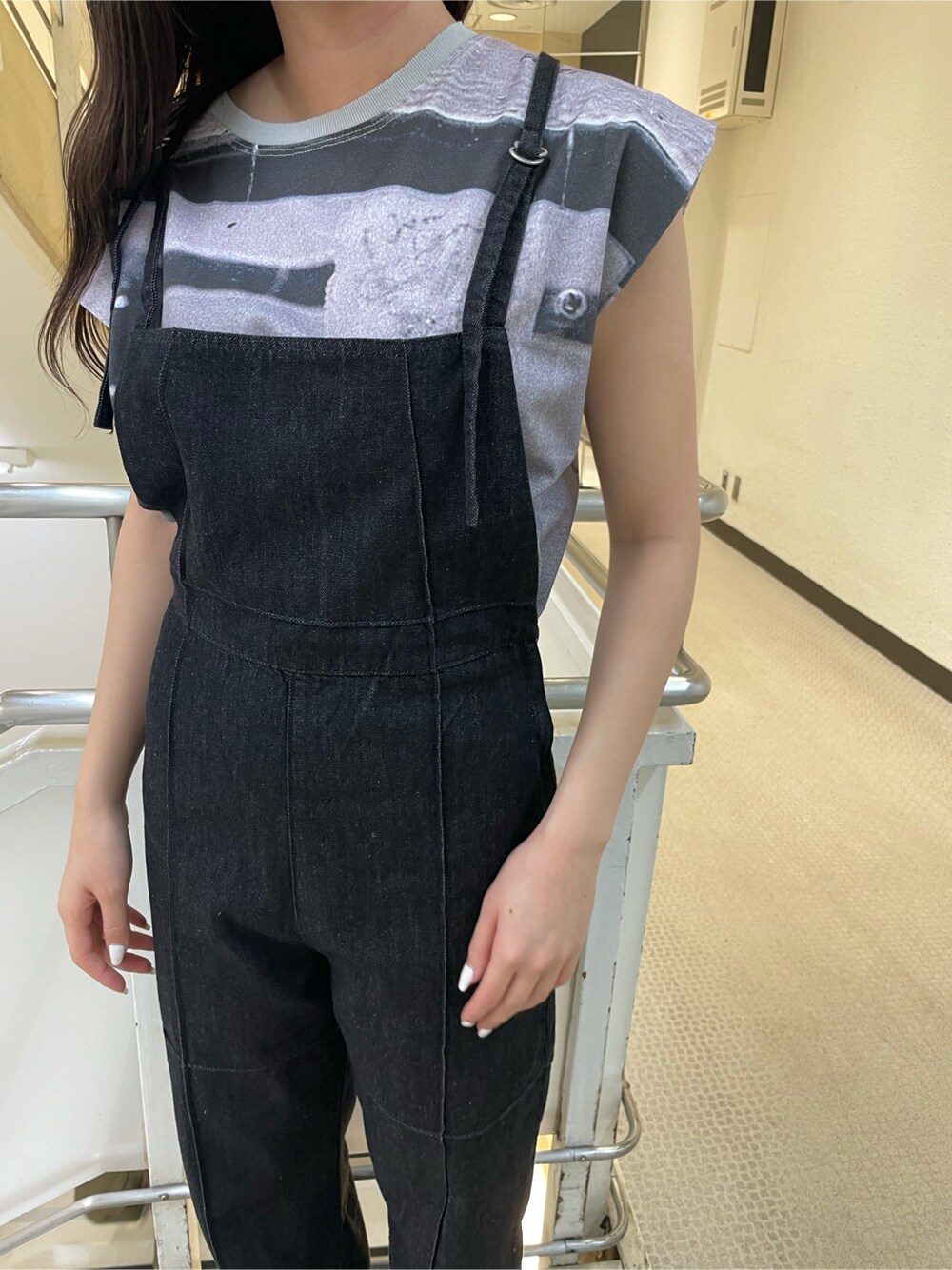 ホワイト系のサンダル、ブラック系のサロペット/オーバーオール、グレー系のTシャツ/カットソーを着用したレディースの春コーディネートの4枚目の写真