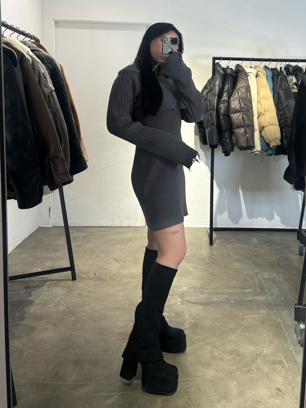 ブラック系のブーツ、グレー系のワンピースを着用したレディースの冬コーディネートの2枚目の写真