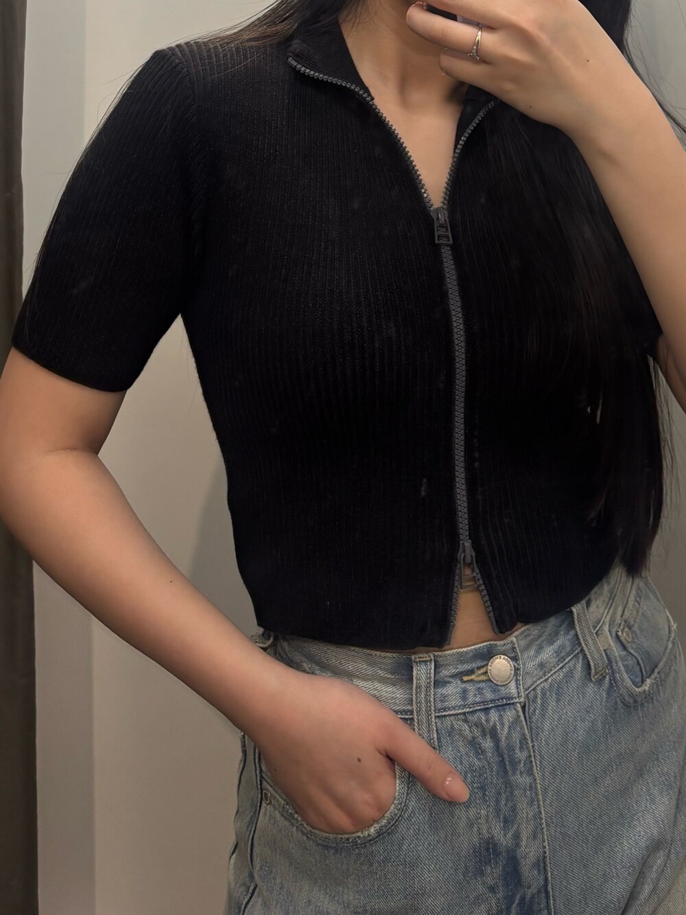 シルバー系のスニーカー、ブルー系のデニムパンツ、ブラック系のニット/セーターを着用したレディースの春コーディネートの5枚目の写真