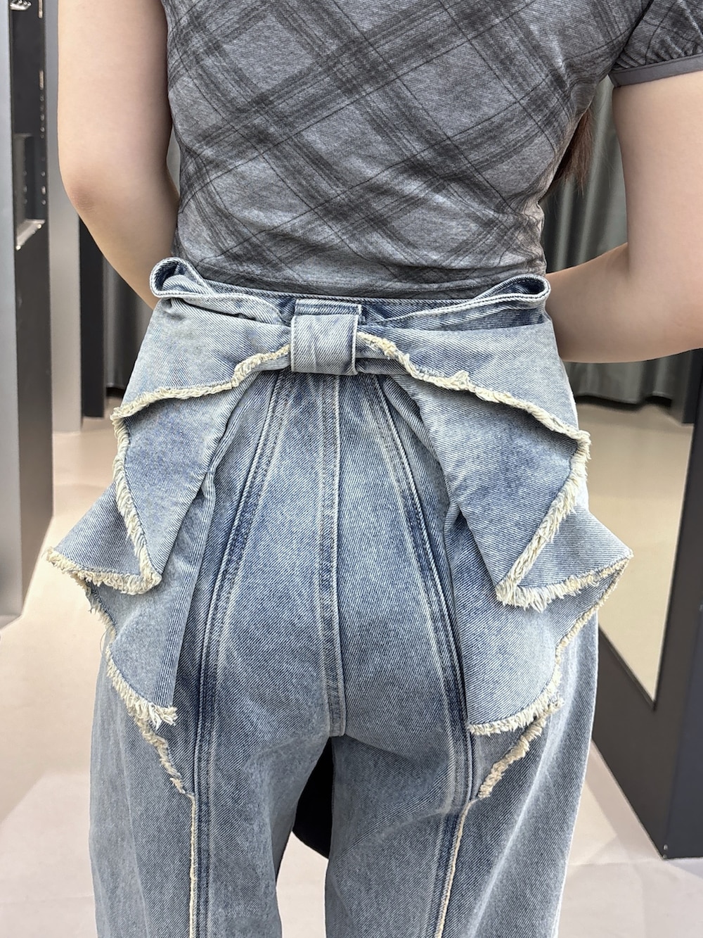 ブラック系のサンダル、ブルー系のデニムパンツ、グレー系のTシャツ/カットソーを着用したレディースの夏コーディネートの4枚目の写真