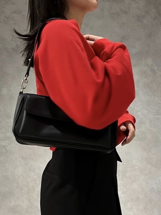 ブラック系のローファー、ブラック系のその他パンツ、ブラック系のハンドバッグを着用したレディースの秋コーディネートの5枚目の写真