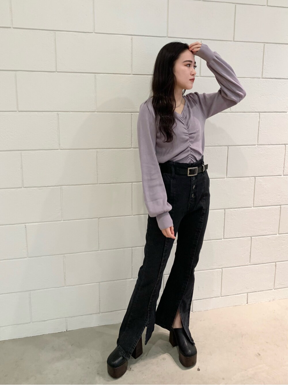 ブラック系のサンダル、ブラック系のデニムパンツ、パープル系のニット/セーターを着用したレディースの冬コーディネートの3枚目の写真