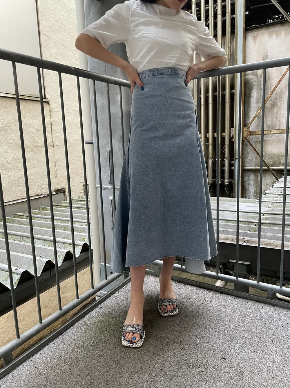 ホワイト系のTシャツ/カットソー、ブルー系のスカート、その他のその他シューズを着用したレディースの夏コーディネートの5枚目の写真