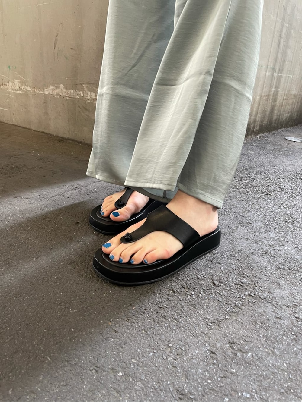 ホワイト系のタンクトップ、グリーン系のシャツ/ブラウス、グリーン系のその他パンツを着用したレディースの夏コーディネートの6枚目の写真