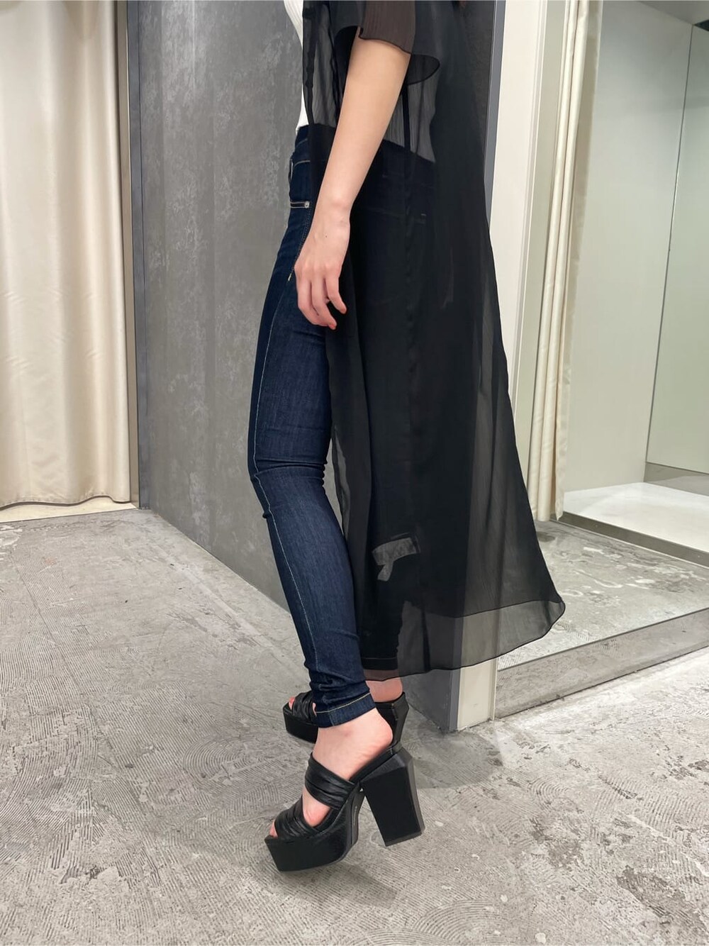 ブラック系のシャツ/ブラウス、ベージュ系のハンドバッグ、ホワイト系のニット/セーターを着用したレディースの夏コーディネートの6枚目の写真