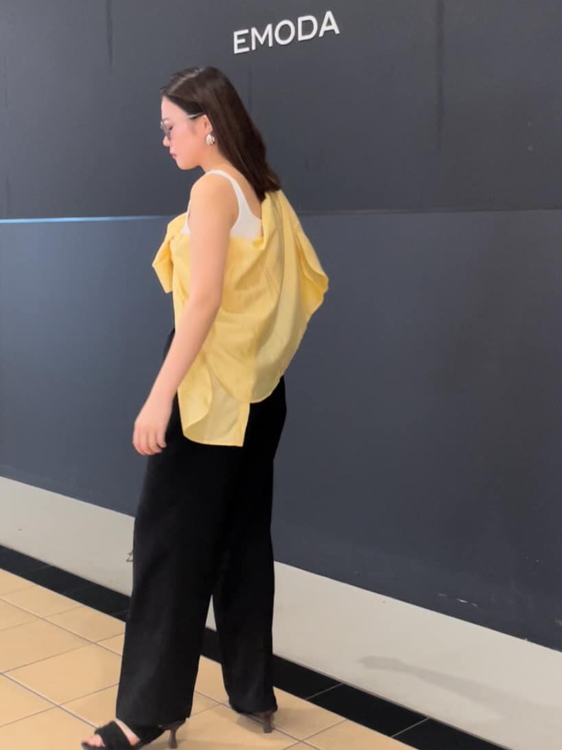 ホワイト系のタンクトップ、ブラック系のその他パンツ、ブラック系のサンダルを着用したレディースの夏コーディネートの3枚目の写真