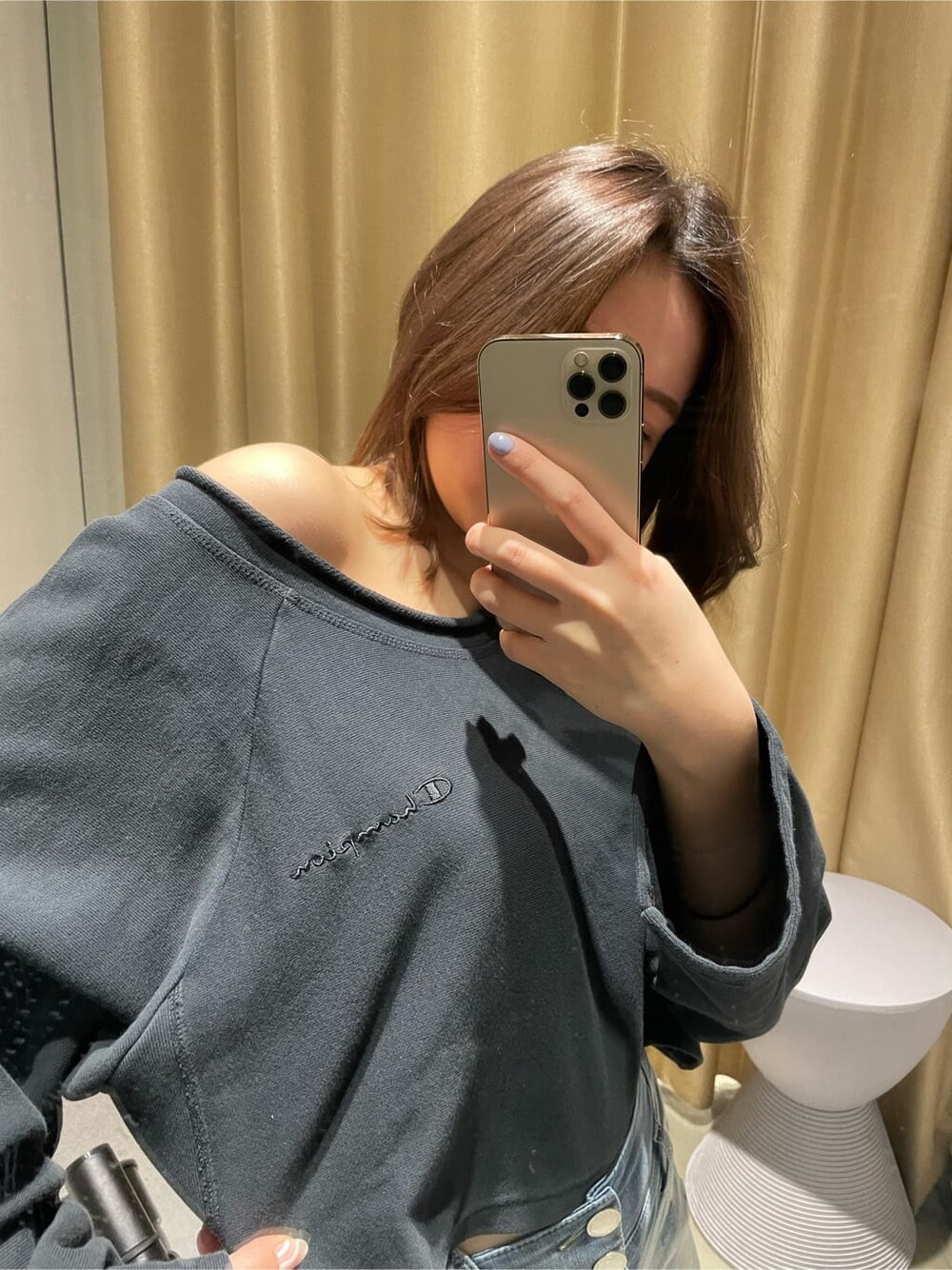 ブルー系のデニムパンツ、ブラック系のサンダル、ブラック系のTシャツ/カットソーを着用したレディースの春コーディネートの4枚目の写真