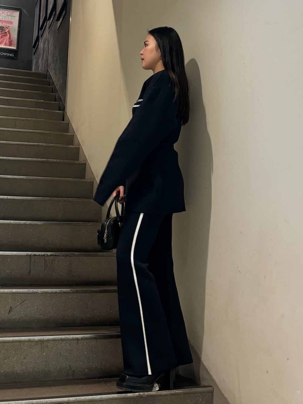 ブルー系のカーディガン/ボレロ、ブルー系のその他パンツ、ブラック系のブーツを着用したレディースの秋コーディネートの2枚目の写真