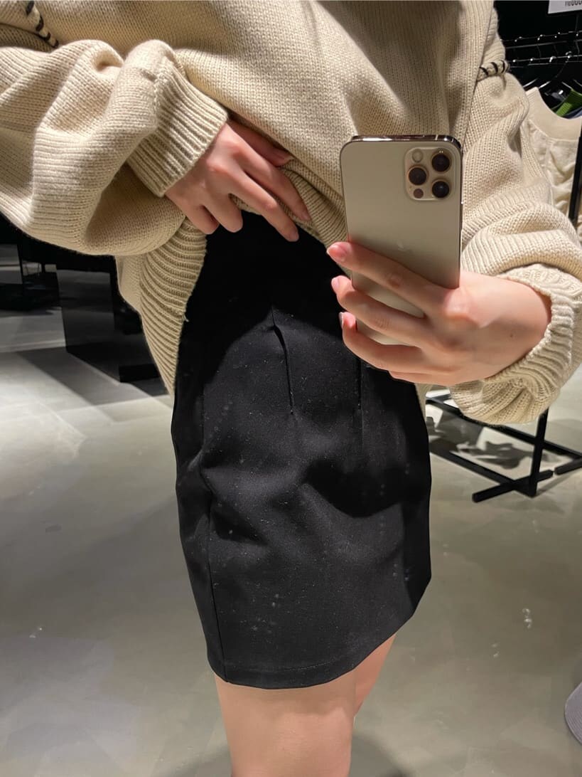 ブラック系のブルゾン、ホワイト系のブーツ、ホワイト系のニット/セーターを着用したレディースの冬コーディネートの6枚目の写真