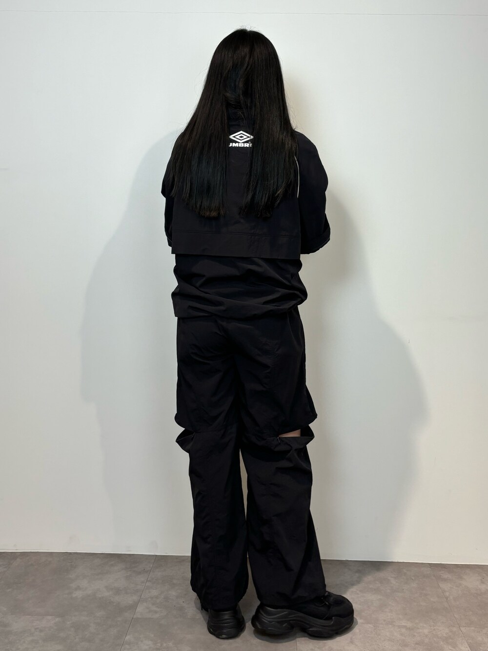 ブラック系のブルゾン、ブラック系のその他パンツ、ブラック系のスニーカーを着用したレディースの春コーディネートの2枚目の写真