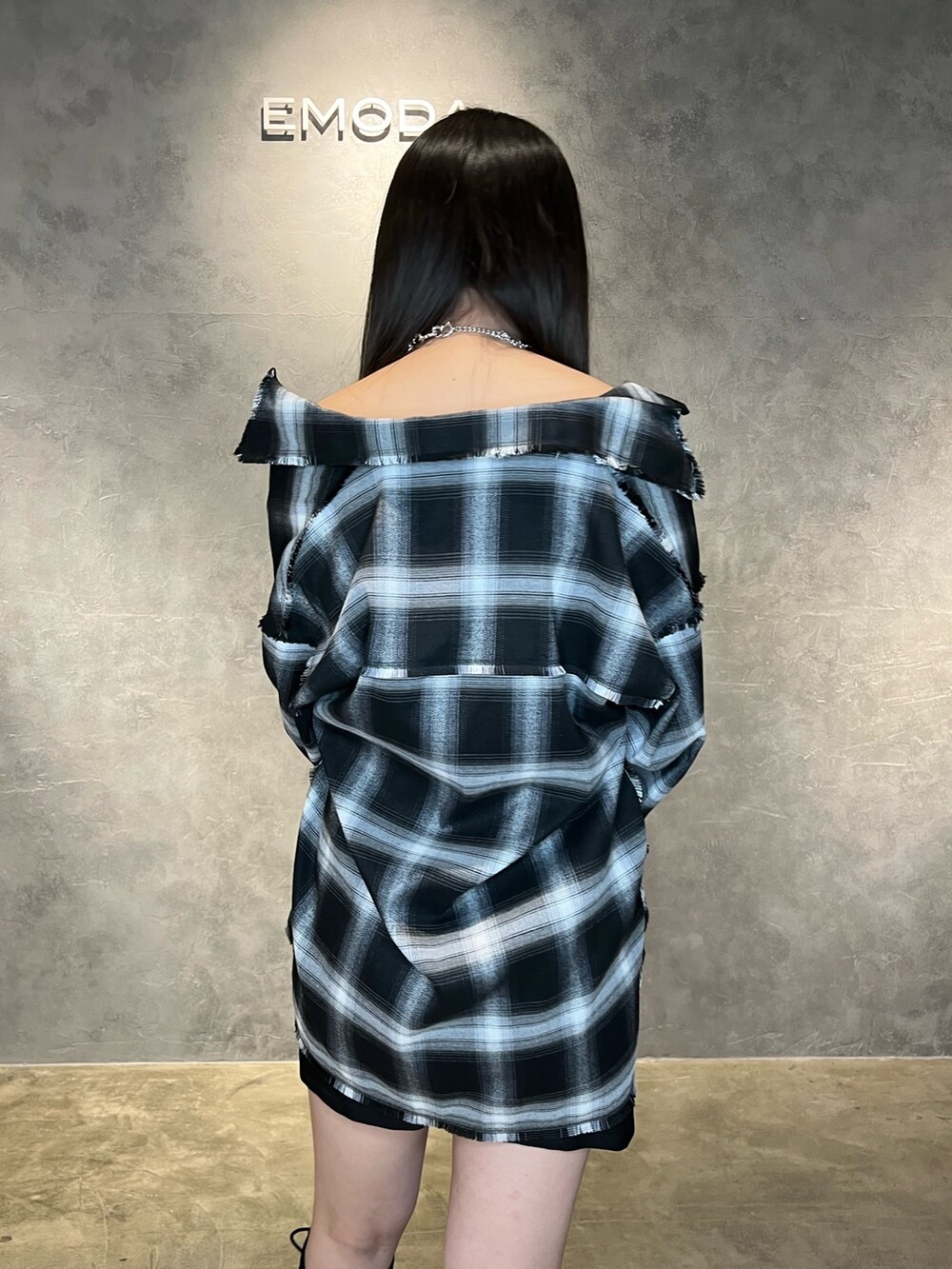 ブラック系のスカート、ブラック系のブーツ、ブラック系のシャツ/ブラウスを着用したレディースの冬コーディネートの6枚目の写真